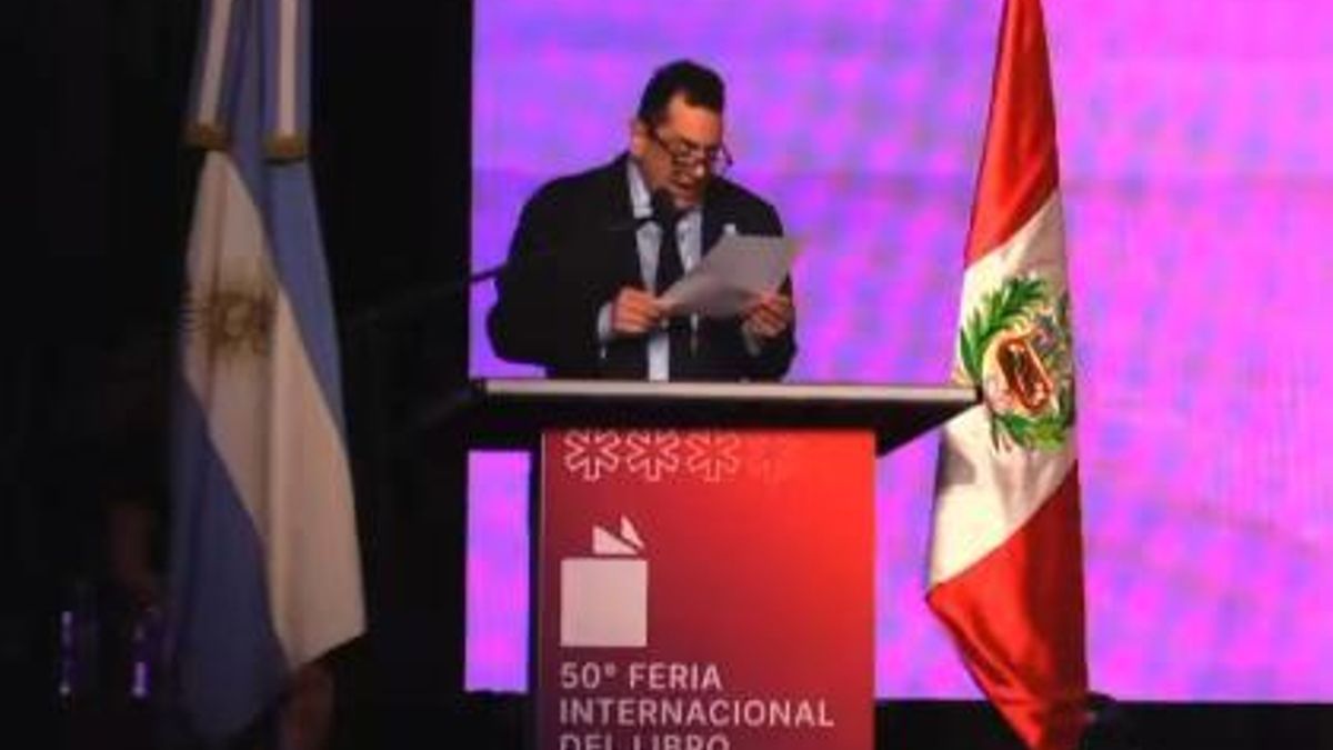 Silbidos y abucheos contra el secretario de Cultura en la inauguración de la Feria del Libro