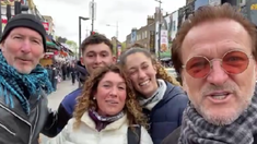 El legendario cantante y The Edge se sacaron fotos y grabaron una canción con los argentinos. El legendario cantante y The Edge se sacaron fotos y grabaron una canción con los argentinos.