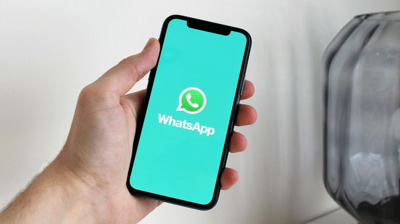 Borrar mensajes o conversaciones por error en WhatsApp es una experiencia común que todos hemos vivido alguna vez. Borrar mensajes o conversaciones por error en WhatsApp es una experiencia común que todos hemos vivido alguna vez.