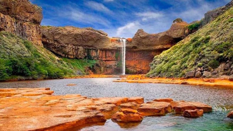 Entre estos destinos, se presenta el Salto del Agrio, ubicado en Neuquén, una impresionante caída de agua de 60 metros de altura 