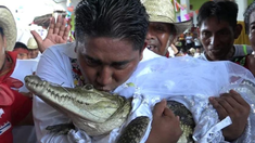 Un alcalde mexicano se casó con un caimán vestido de novia en un ritual y se volvió viral