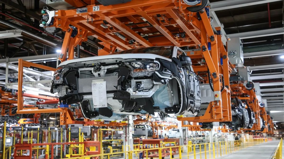 La producción de autos volvió a caer en abril y cerró el cuatrimestre con un derrumbe del 18%