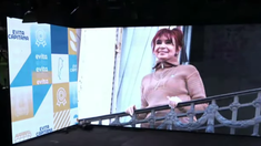 La imagen de Cristina proyectada en el escenario en la marcha de antorchas, en Moreno.