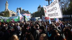 Una multitud marchó frente a la Caasa Rosada para rechazar la condena.