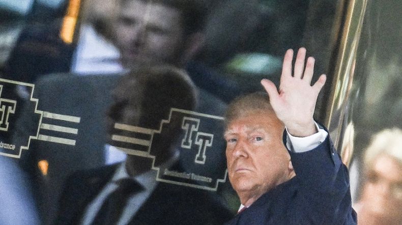 El magnate saludó a sus seguidores al ingresar a la Torre Trump.
