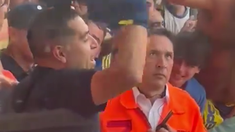 Juan Román Riquelme festejó junto a los hinchas el triunfo de Boca sobre River. Juan Román Riquelme festejó junto a los hinchas el triunfo de Boca sobre River.
