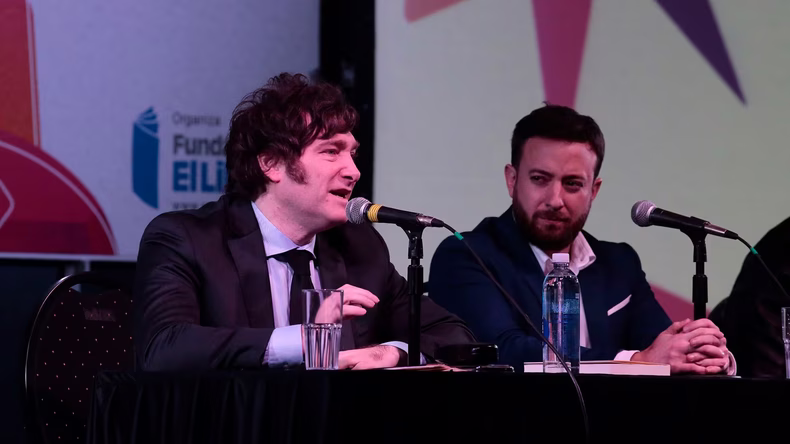 Javier Milei junto a Agustín Laje en la Feria del Libro.