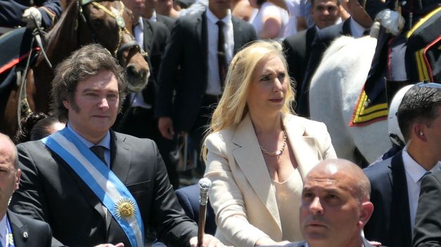 La Justicia recibió un pedido para peritar los celulares de Javier y Karina Milei, además del de Manuel Adorni.