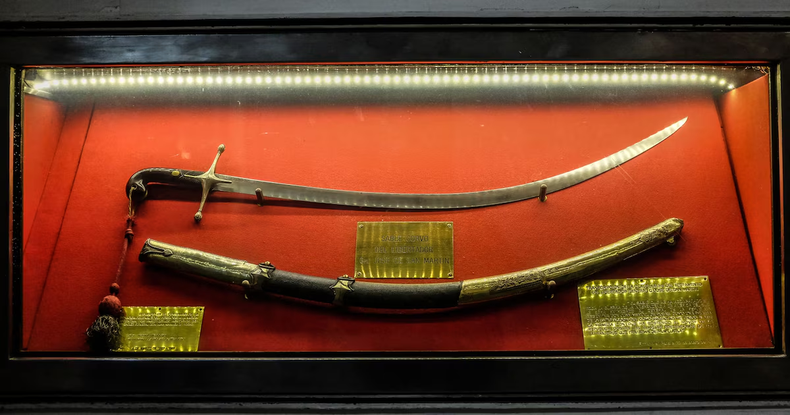 El Gobierno oficializó el traslado del sable de San Martín a un cuartel militar y reavivó la polémica por su custodia