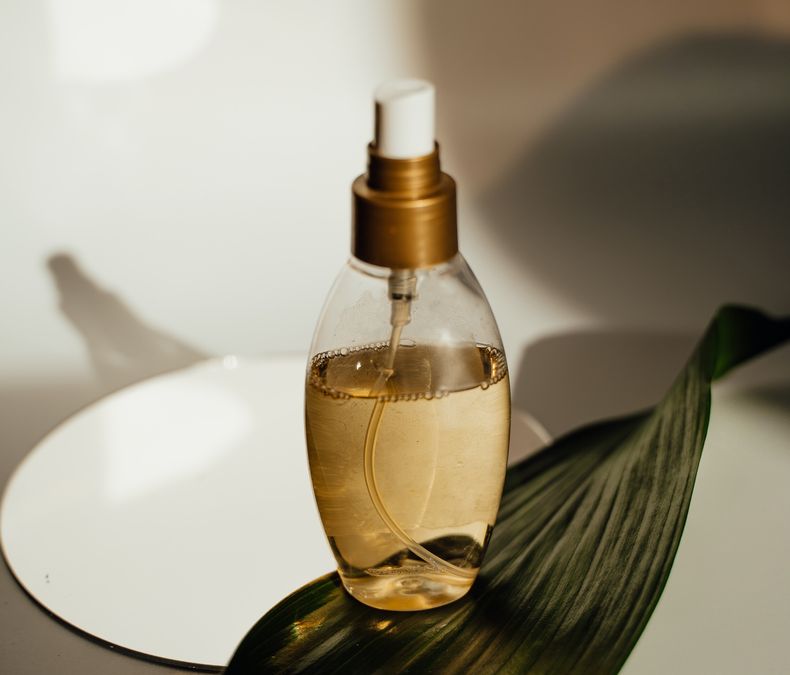 Una joven compró un spray aromatizante y emocionó a los artesanos.