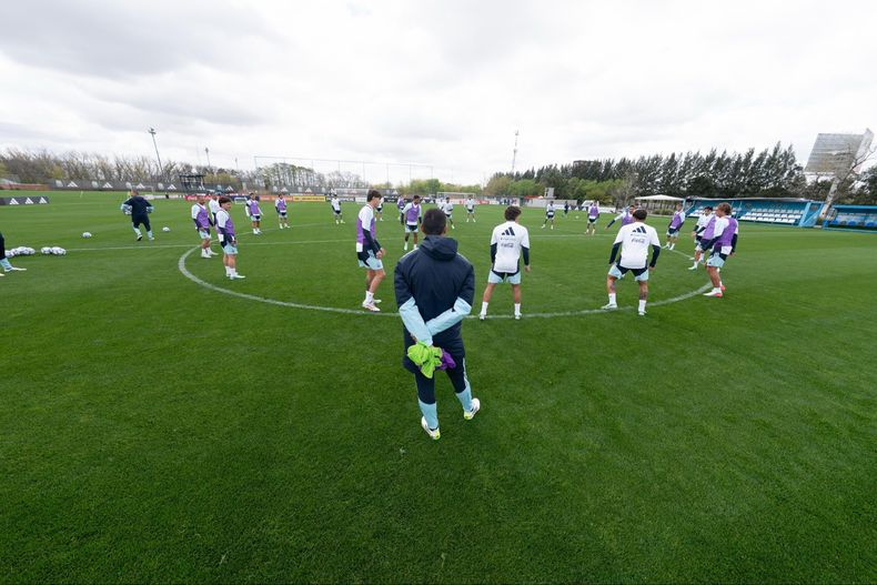 Lionel Scaloni (de espaldas) durante un entrenamiento de la Selección argentina.