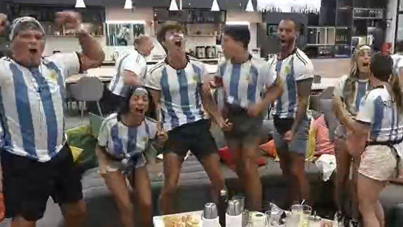 Los hermanitos festejaron los goles de la Selección en la final frente a Francia.