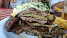 El bodegón de Buenos Aires que ofrece una torre de lomo con provoleta. El bodegón de Buenos Aires que ofrece una torre de lomo con provoleta.