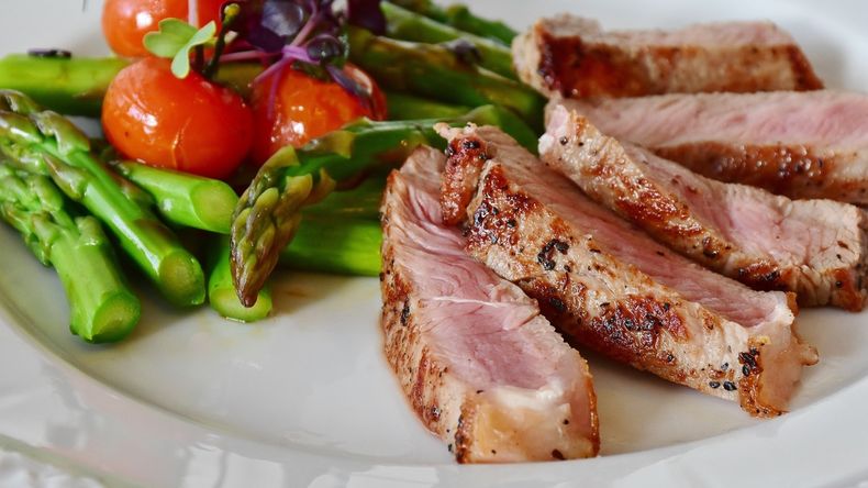Más que un simple restaurante, es un templo donde la experiencia de degustar el mejor asado a la estaca se convierte en un viaje sensorial.