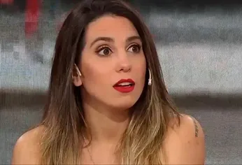 La bailarina sigue de vacaciones y ahora se sumó a la moda de las microbikinis bicolor.