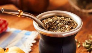 Este ingrediente no solo añade un matiz dulce y exótico sin recurrir al azúcar, sino que también aporta beneficios nutricionales que potencian el valor de la infusión.