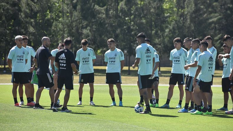 El entrenador junto a sus dirigidos durante una práctica.