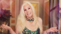 En el clip se la puede ver con un de sus perros mientras la cámara hace un zoom en su cara. En el clip se la puede ver con un de sus perros mientras la cámara hace un zoom en su cara.