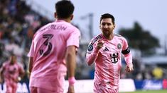 Messi metió 115 con la Selección, 672 en Barcelona, 32 en PSG y 81 en Inter Miami. Messi metió 115 con la Selección, 672 en Barcelona, 32 en PSG y 81 en Inter Miami.