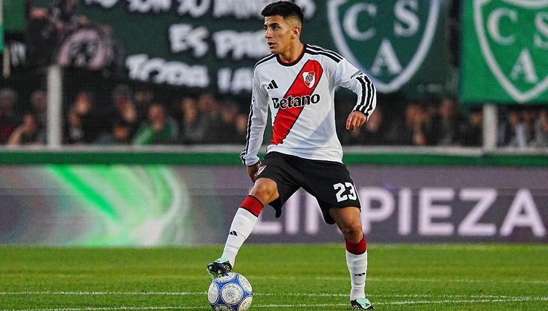Thiago Almada durante el partido de River frente a Sarmiento. 