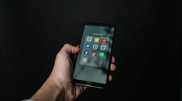 Francia: las redes sociales estarán restringidas para menores de 15 años.