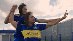 Cavani protagonizó una insólita publicidad junto a Christian Sancho. Cavani protagonizó una insólita publicidad junto a Christian Sancho.