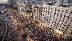 Más de 50.000 personas se congregaron en la plaza de San Agustín de la capital de Valencia.