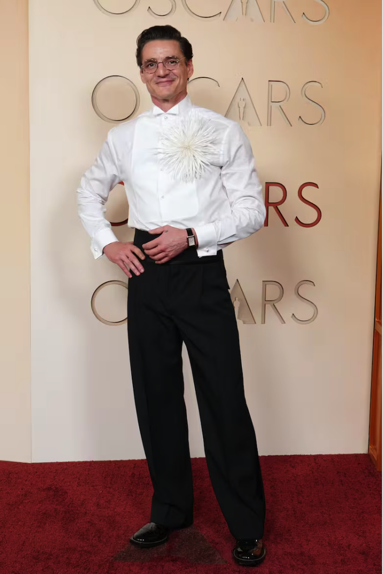 Pedro Pascal en la alfombra de los Oscar 2026