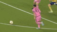 La increíble jugada de Lionel Messi en el partido inaugural del Inter Miami en la Major League Soccer. La increíble jugada de Lionel Messi en el partido inaugural del Inter Miami en la Major League Soccer.