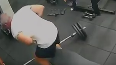 La víctima recibió un golpe en el pecho y el cuello en una rutina de entrenamiento. La víctima recibió un golpe en el pecho y el cuello en una rutina de entrenamiento.