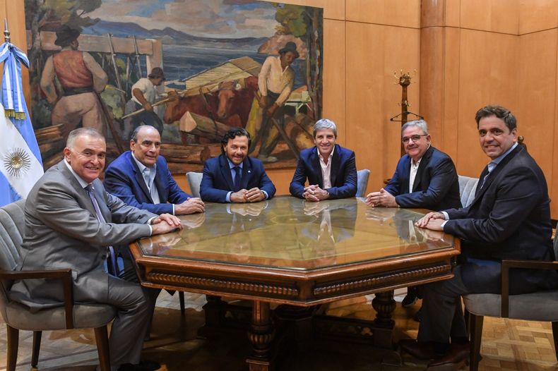Los gobernadores junto a los funcionarios del Gobierno.