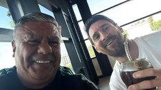 Chiqui Tapia y Lionel Messi. Chiqui Tapia y Lionel Messi.