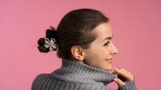 El resultado es un recogido práctico, estiloso y fácil de reproducir en casa El resultado es un recogido práctico, estiloso y fácil de reproducir en casa