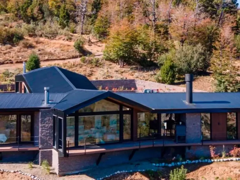 La fachada de la casa, ubicada en medio del entorno natural.