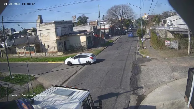 Así escapaban los delincuentes en el Ford Focus blanco de la familia. 