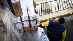 Las urnas para el balotaje están siendo distribuidas por el Correo Argentino y Gendarmería en todo el país