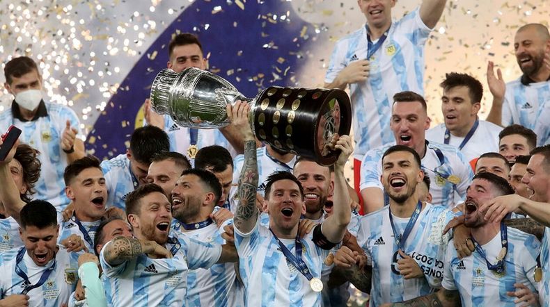 Messi levantando la Copa América en el Maracaná.&nbsp;
