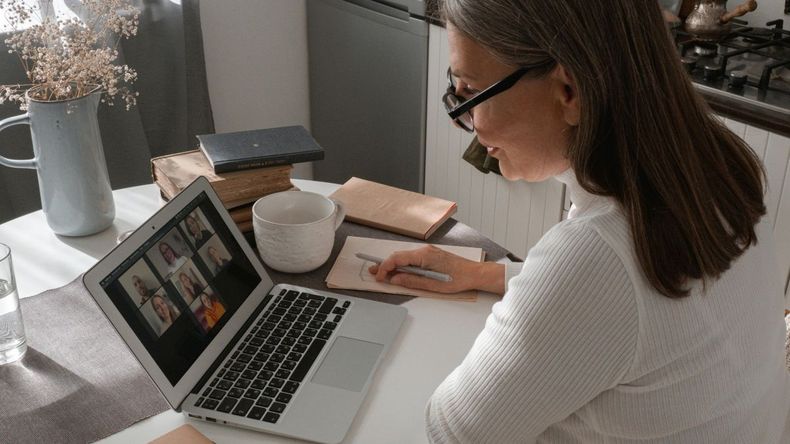 La creciente demanda de profesionales en busca de oportunidades de trabajo remoto llevo a empresas innovadoras a abrir sus puertas a talentos independientes