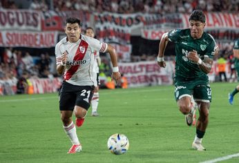 Acuña va en busca del balón junto al paraguayo Junior Marabel, de Sarmiento. Acuña va en busca del balón junto al paraguayo Junior Marabel, de Sarmiento.