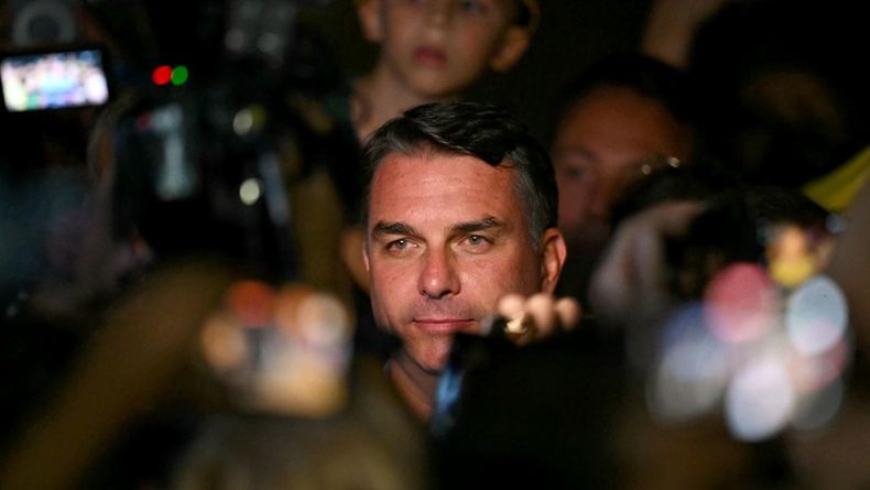 Veriones cruzadas sobre el paradero de Flávio Bolsonaro.