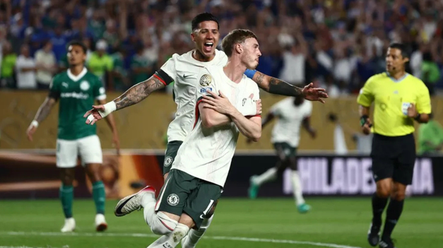 Cole Palmer y Enzo Fernández festejan el gol ante Palmeiras.