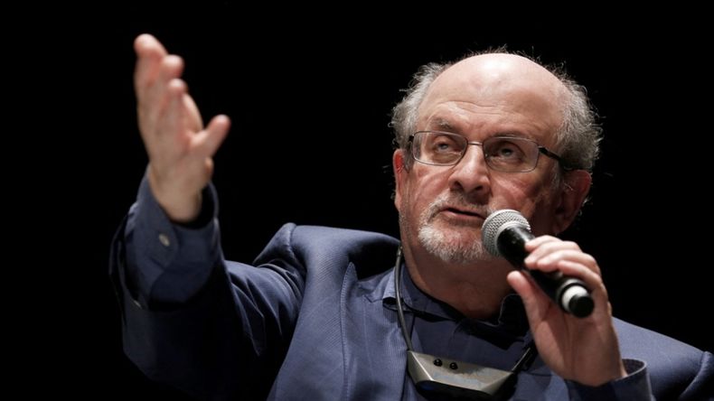 Quién es el acusado de haber apuñalado a Salman Rushdie