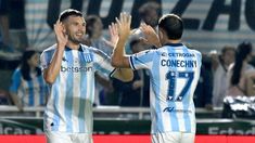 Maravilla celebra su único gol junto a Conechny.