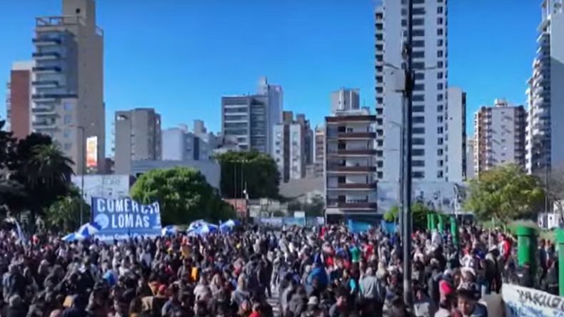 Conflicto en La Salada: masiva concentración de feriantes exigen la reapertura del centro comercial.