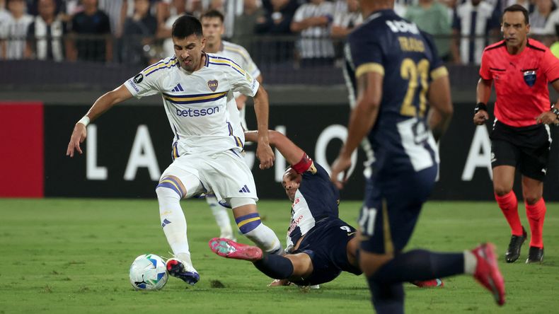 Rodrigo Battaglia, uno de los más regulares en Boca, pelea el balón.