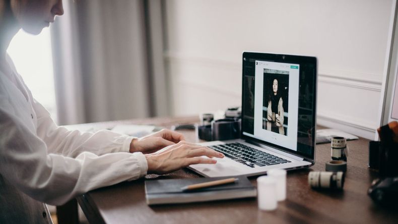 Las responsabilidades principales incluyen la revisión minuciosa del código generado por IA para identificar posibles errores, ineficiencias, sesgos o vulnerabilidades de seguridad.