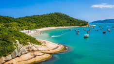 Florianópolis es un destino que lo tiene todo: playas para surfistas, entornos festivos y espacios de calma en contacto con la naturaleza. Florianópolis es un destino que lo tiene todo: playas para surfistas, entornos festivos y espacios de calma en contacto con la naturaleza.