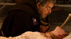 Al Pacino se pone en la piel de Theophilus Riesinger, un sacerdote que busca salvar el alma de Emma Schmidt.