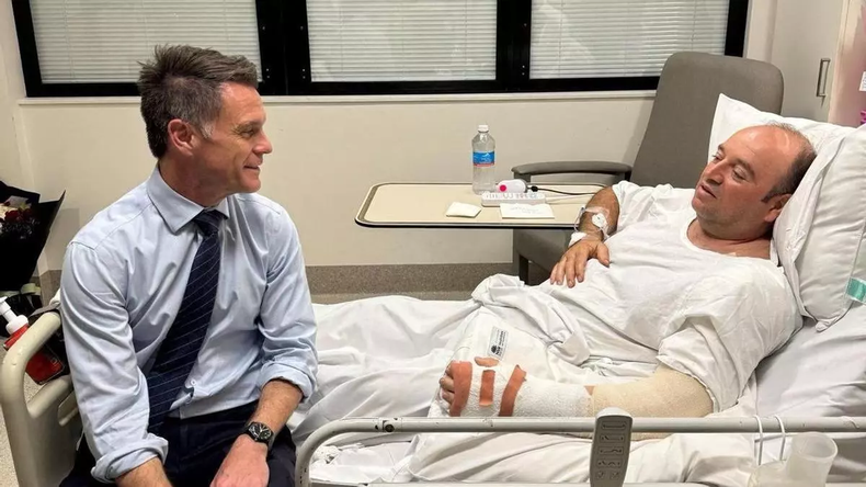 Chris Minn, primer ministro de Nueva Gales del Sur, visitó a Ahmed el Ahmed en el hospital.