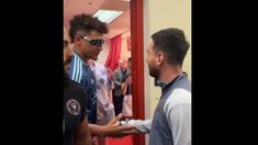 Ambos se chocaron las manos y un breve abrazo. Nice to meet you, dijo en inglés Messi Ambos se chocaron las manos y un breve abrazo. Nice to meet you, dijo en inglés Messi